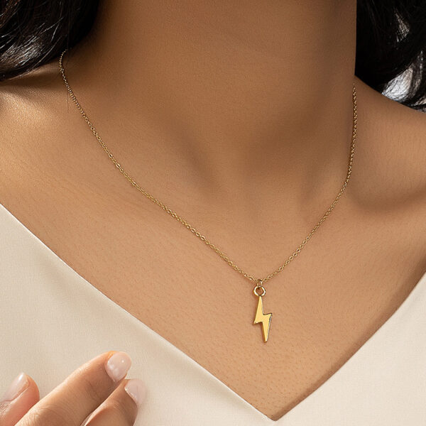 European and American Simple Lightning Necklace for Trendy Style, Elegant Lightning Bolt Necklace for Women, Fashionable Ins Style Lightning Pendant Jewelry