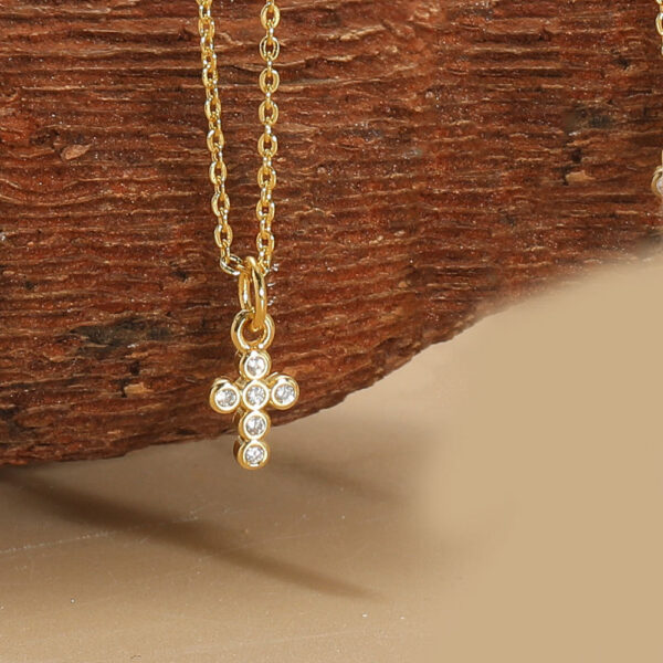 Versatile Cross Pendant Clavicle Chain Necklace for Women, Elegant Cross Design Necklace with Clavicle Chain, Fashionable All-Match Cross Pendant Necklace for Everyday Wear