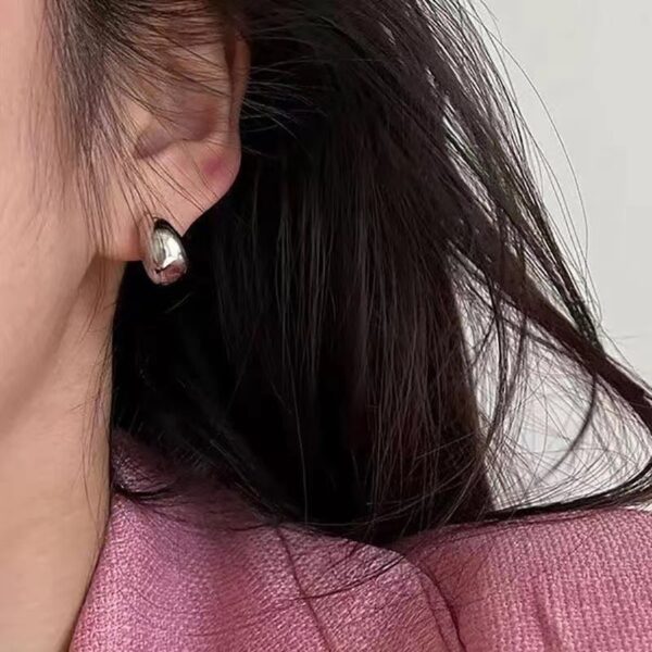 Retro Non-Pierced Glossy Triangle Clip Earrings for Trendy Style, Stylish Clip-On Triangle Earrings for Women, Unique Glossy Triangle Earrings for Fashion Lovers