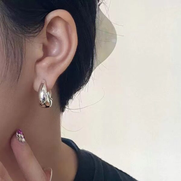 Retro Non-Pierced Glossy Triangle Clip Earrings for Trendy Style, Stylish Clip-On Triangle Earrings for Women, Unique Glossy Triangle Earrings for Fashion Lovers