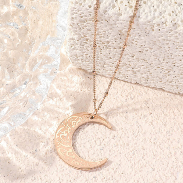 Simple Arabic Moon Necklace for Men and Women, Elegant Arabic Moon Pendant Necklace, Versatile Moon Necklace with Arabic Design