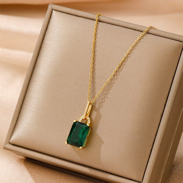 French Copper Vintage Square Emerald Pendant Necklace, Elegant Vintage Court Style Emerald Necklace, High-Sense Clavicle Chain with Square Emerald Pendant