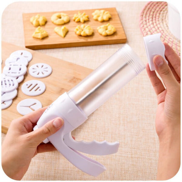 Cream Decorator Baking Tools, Essential for Decorating Cakes and Pastries, Includes Multiple Tips and Accessories