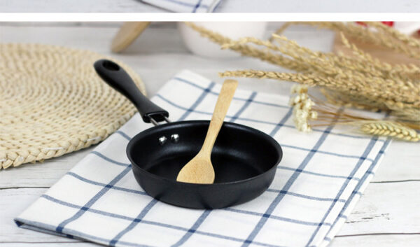 Hot-Selling 12CM Mini Frying Pan, Pure Iron Coated Non-Stick Frying Pan, Perfect Frying Egg Artifact Pan