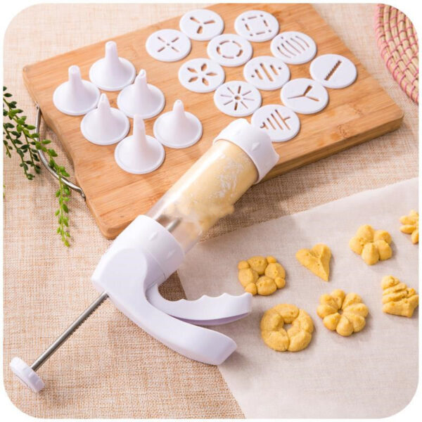 Cream Decorator Baking Tools, Essential for Decorating Cakes and Pastries, Includes Multiple Tips and Accessories