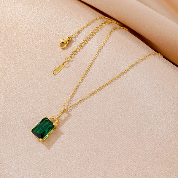 French Copper Vintage Square Emerald Pendant Necklace, Elegant Vintage Court Style Emerald Necklace, High-Sense Clavicle Chain with Square Emerald Pendant