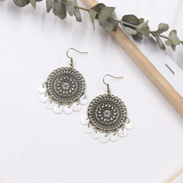 Hollow Flower Round Shell Earrings for Women, Elegant Round Shell Earrings with Hollow Flower Design, Women’s Floral Shell Earrings with Hollow Detail