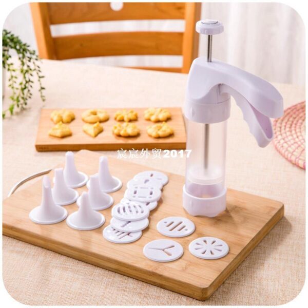 Cream Decorator Baking Tools, Essential for Decorating Cakes and Pastries, Includes Multiple Tips and Accessories