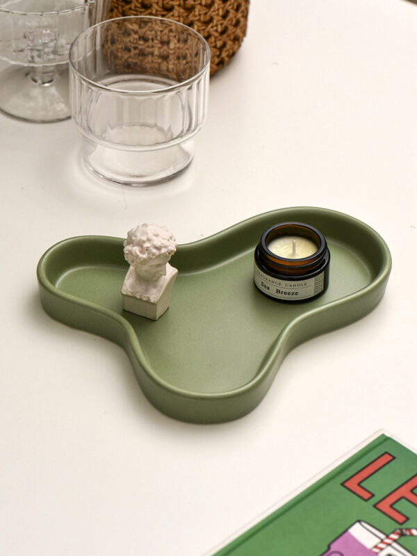 Unique Irregular Ceramic Cake Pan, Decorative Jewelry-Inspired Design, Ideal for Elegant Baking