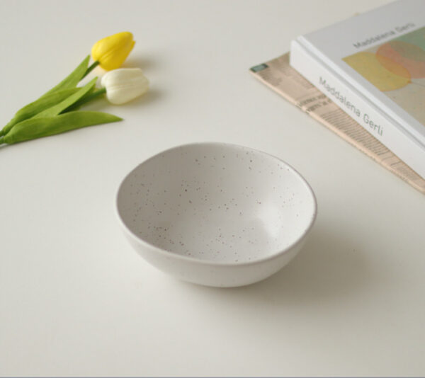 Modern INS Design Ceramic Dinner Plate, Elegant and Stylish Tableware for Contemporary Dining, Versatile Ceramic Dish