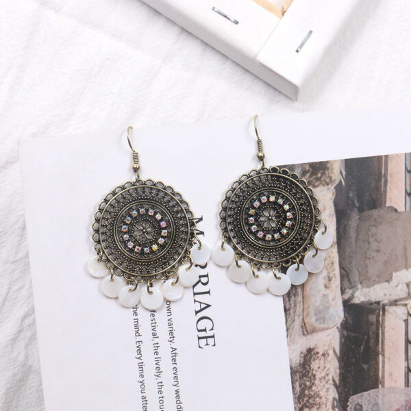 Hollow Flower Round Shell Earrings for Women, Elegant Round Shell Earrings with Hollow Flower Design, Women’s Floral Shell Earrings with Hollow Detail