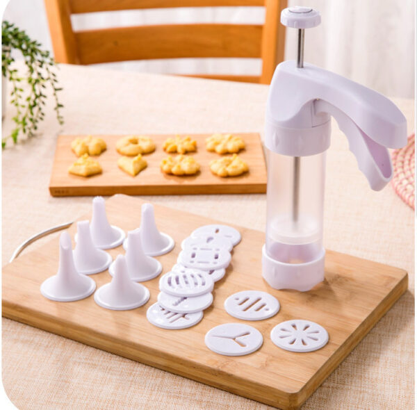 Cream Decorator Baking Tools, Essential for Decorating Cakes and Pastries, Includes Multiple Tips and Accessories