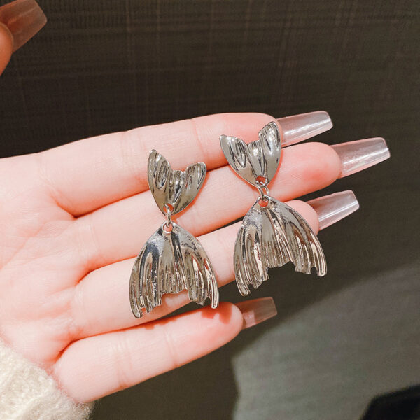 Metal Cold Style Fishtail Shape Ear Studs with Pleated Design, European American Personalized Fishtail Earrings, Stylish Metal Fishtail Ear Studs