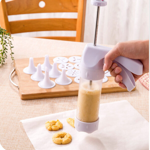 Cream Decorator Baking Tools, Essential for Decorating Cakes and Pastries, Includes Multiple Tips and Accessories