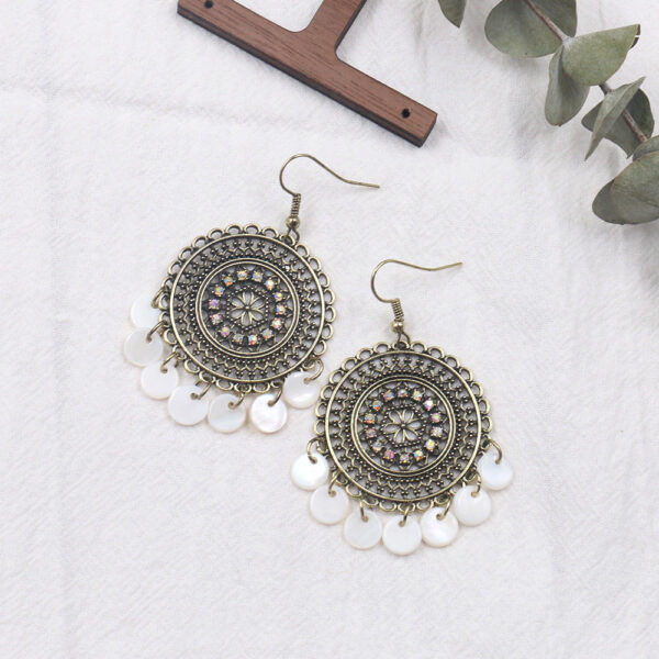 Hollow Flower Round Shell Earrings for Women, Elegant Round Shell Earrings with Hollow Flower Design, Women’s Floral Shell Earrings with Hollow Detail