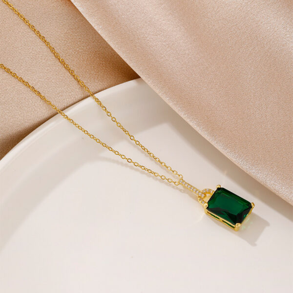 French Copper Vintage Square Emerald Pendant Necklace, Elegant Vintage Court Style Emerald Necklace, High-Sense Clavicle Chain with Square Emerald Pendant